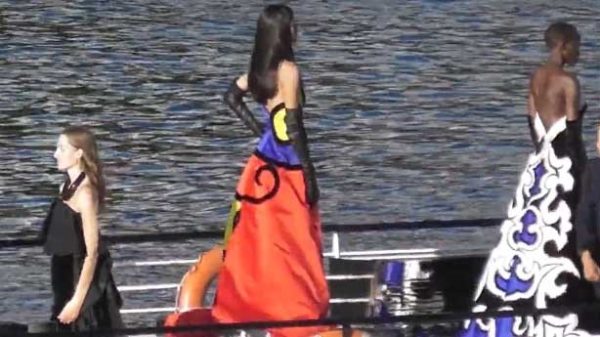 Balmain presenta su colección en un barco sobre el río Sena. (Foto: