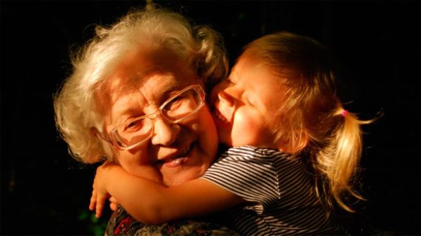 El amor incondicional de los abuelos. (Photo by Ekaterina Shakharova on Unsplash)