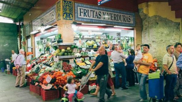Hay supermercados de todos los tamaños en Sevilla. (Foto: ULY)