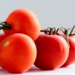 Hay que elegir tomates del mismo tamaño. (Photo by Vince Lee on Unsplash)