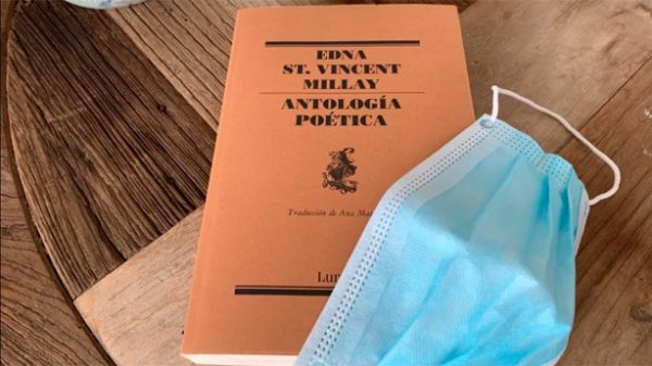 La mascarilla y el libro. (Foto: EF)