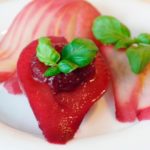Con una hojita de menta y unos frutos rojos