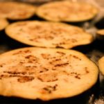 Lonchas de berenjena a la espera del bacon y el queso... (Foto: Pixabay)