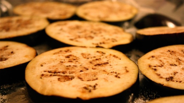 Lonchas de berenjena a la espera del bacon y el queso... (Foto: Pixabay)