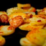 Las patatas tienen que quedar muy doraditas antes de echar el huevo batido. (Foto: Pixabay)