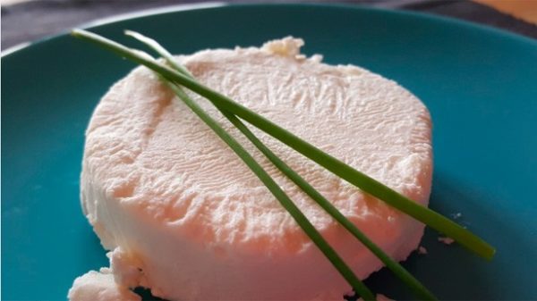 El queso de cabra es fundamental en esta sana ensalada. (Foto: Pixabay)