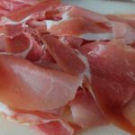 Unas lonchas finas de jamón para una ensalada de ensueño. (Foto: Pixabay)