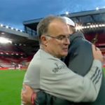 Un abrazo lleno de respeto entre dos grandes entrenadores. (Foto: @ @TyCSports)