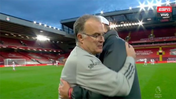 Un abrazo lleno de respeto entre dos grandes entrenadores. (Foto: @ @TyCSports)