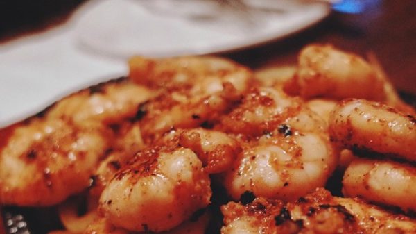 Gambas al ajillo para echar sobre el arroz con huevos revueltos. (Photo by Yeh Xintong on Unsplash)