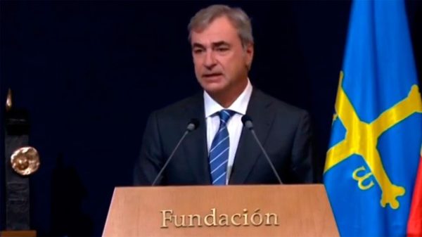 Carlos Sainz durante su discurso en Oviedo. (Foto: 24horas)