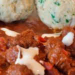 El gulash también se puede servir con las típicas bolas de pan o de patata. (Foto: Pixabay)