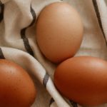 Huevos para una tortilla marinera. (Photo by Taisiia Shestopal on Unsplash)