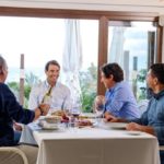 Reunión de amigos alrededor de la mesa de Rafa Nadal. (Foto: Telecinco)