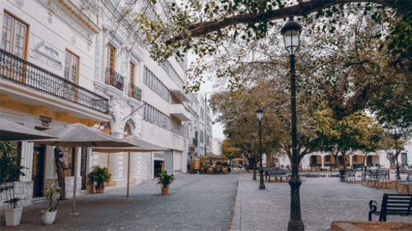 Calles vacías en la Ciudad Colonial de Santo Domingo. (Photo by Asael Peña on Unsplash)