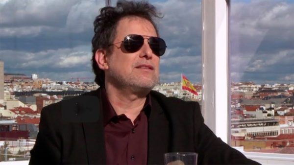 Andrés Calamaro durante su entrevista en RT. (Foto: YouTube/RT)