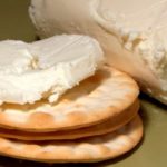 Al cracker con queso le faltan todavía el membrillo y las nueces. (Foto: Pixabay)