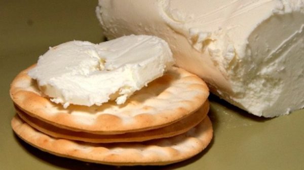 Al cracker con queso le faltan todavía el membrillo y las nueces. (Foto: Pixabay)