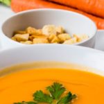 La sopa se puede servir con unos cuscurros de pan frito. (Imagen de Christo Anestev en Pixabay)