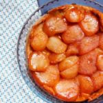 Esta tarta se toma templada y está riquísima con nata. (Foto: