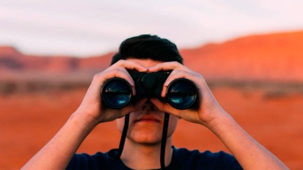 El futuro nos tortura y el pasado nos encadena. He ahí porque se nos escapa el presente. (Foto: Pixabay)