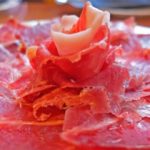 Una bonita forma de presentar el jamón cortado a cuchillo. (Foto: GerardBarcelona/Pixabay)