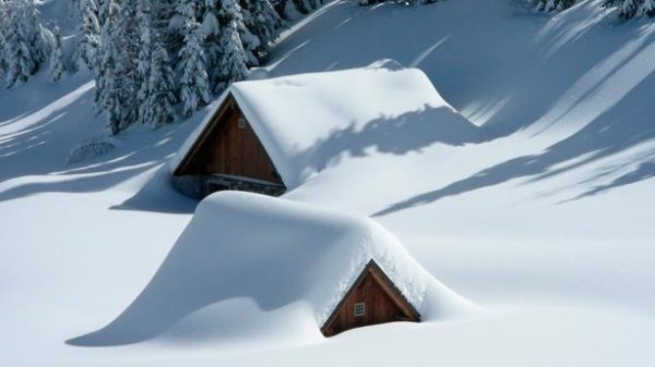 8203;8203;8203;8203;8203;8203;8203;Cada uno limpia la nieve delante de su casa sin preocuparse de la escarcha en el tejado ajeno. (Foto: Pixabay)