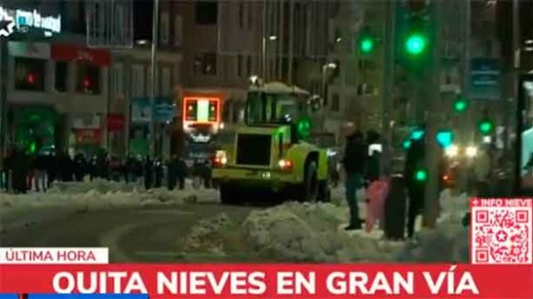 Trabajo contrarreloj para quitar la nieve y evitar un colapso de hielo en el centro de Madrid. (Foto: Telemadrid)
