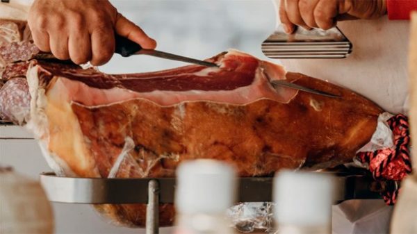 Jamón serrano para unas endibias muy originales. (Photo by Gabriella Clare Marino on Unsplash)