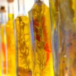 También puede utilizar un aceite de oliva con romero u otros condimentos. (Foto: StockSnap/Pixabay)