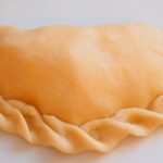 Empanadilla a la espera de ser pintada con huevo y llevada al horno. (Foto: Hans/Pixabay)
