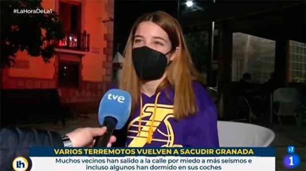 Los vecinos han salido a la calle asustados por la serie de terremotos que ha sacudido Granada. (Foto: 24h/RTVE)
