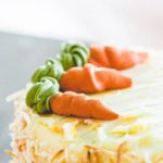Tarta de zanahoria con divertida decoración. (Photo by Cristina Matos-Albers on Unsplash)