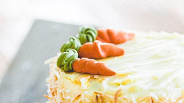 Tarta de zanahoria con divertida decoración. (Photo by Cristina Matos-Albers on Unsplash)