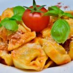 Los tortellini se pueden servir con diferentes salsas. (Foto: RitaE/Pixabay)