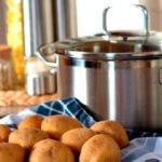 Es importante mezclar el aliño con las patatas todavía calientes. (Foto: Pixabay)