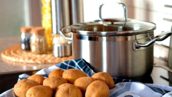 Es importante mezclar el aliño con las patatas todavía calientes. (Foto: Pixabay)