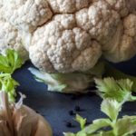 Coliflor y ajo para un rico plato. (Photo by Tijana Drndarski on Unsplash)