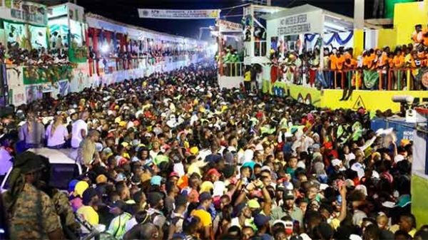 Las dos caras de Haití. Jacmel (sur) y Port-de-Paix (norte)vivieron aglomeraciones multitudinarias en el carnaval. (Foto: @moisejovenel)