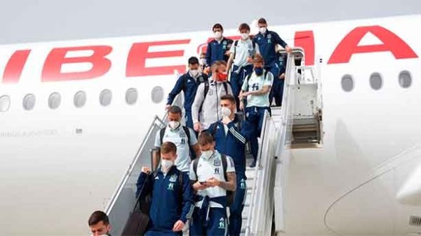 Llegada a Sevilla tras los partidos fuera de España ante Grecia y Georgia. (Foto: @SeFutbol)