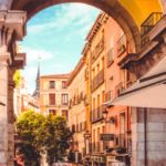 Callejear y madrileñar por la Plaza Mayor. (Photo by Victor Garcia on Unsplash)