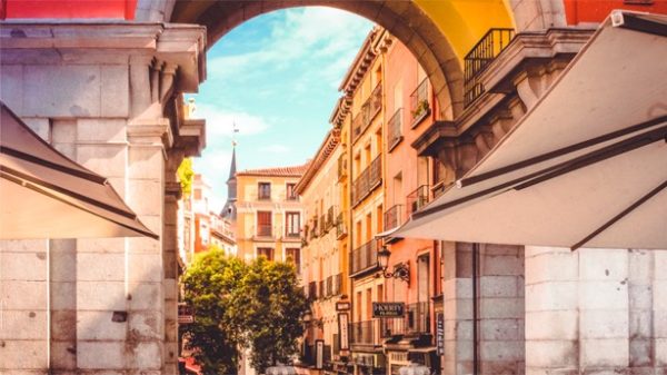 Callejear y madrileñar por la Plaza Mayor. (Photo by Victor Garcia on Unsplash)