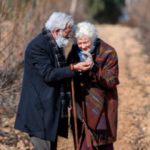 Merche y Antonio paseando por los viñedos en época de pandemia. (Foto: RTVE)