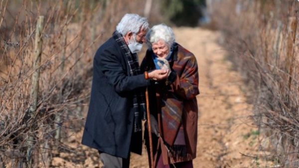 Merche y Antonio paseando por los viñedos en época de pandemia. (Foto: RTVE)