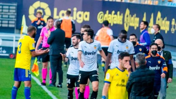 El equipo decidió volver al terreno de juego pero firme en la condena al racismo. (Foto: @ValenciaFC)