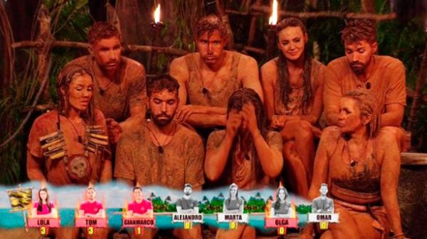 No faltó el baño de barro de los concursantes y así quedaron los pobres. (Foto: Telecinco)