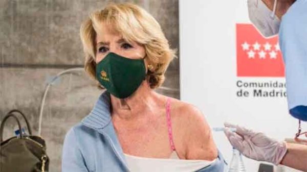 Esperanza Aguirre recibió la dosis de AstraZeneca. (Foto: