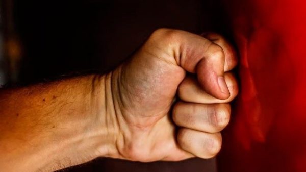 Me entristece buscar una mano y encontrar solamente puños. (Foto: Pexels)
