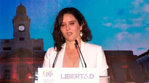 Ayuso insta a Sánchez a marcharse de La Moncloa cuando el PSOE saque los peores resultados de su historia en Madrid. (Foto:
