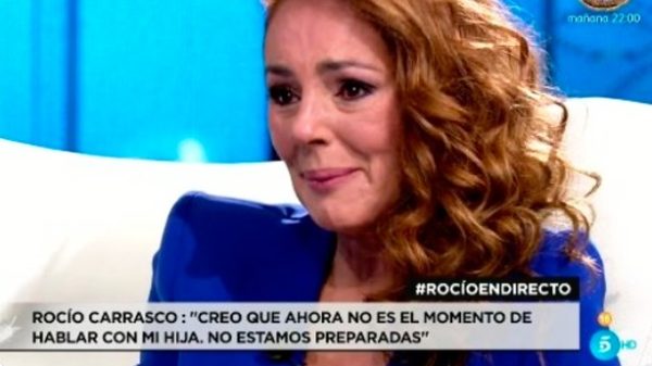 La entrevista en directo a Rocío Carrasco acabó a las 2.30 de la madrugada. (Foto: Telecinco)